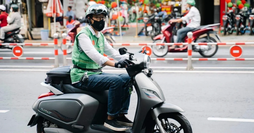 Chạy Xe Máy Trên Đường Với Bằng A1-Chi Phí Thi Bằng Lái A1