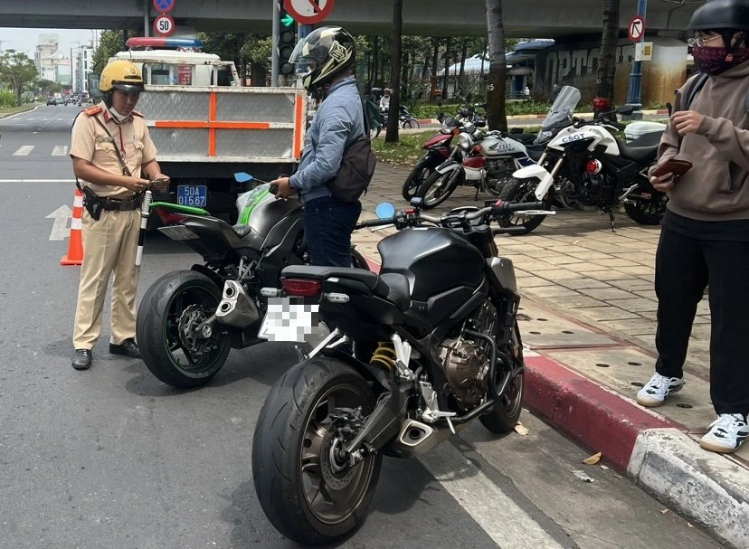 Bị Giam Xe Khi Không Sỡ Hữu Bằng Lái A2-Giá Thi Bằng Lái A2
