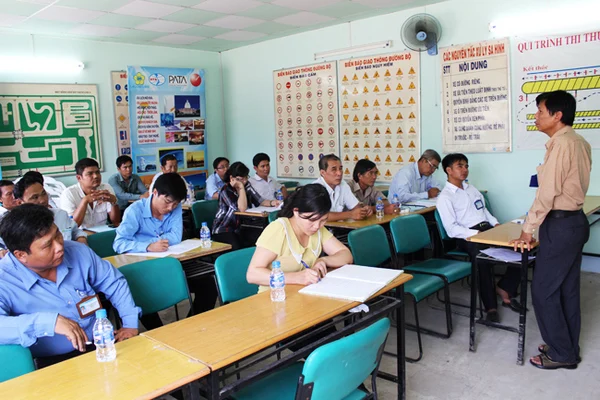 Học Lý Thuyết-Review Trung Tâm Đào Tạo Lái Xe Tiến Phát